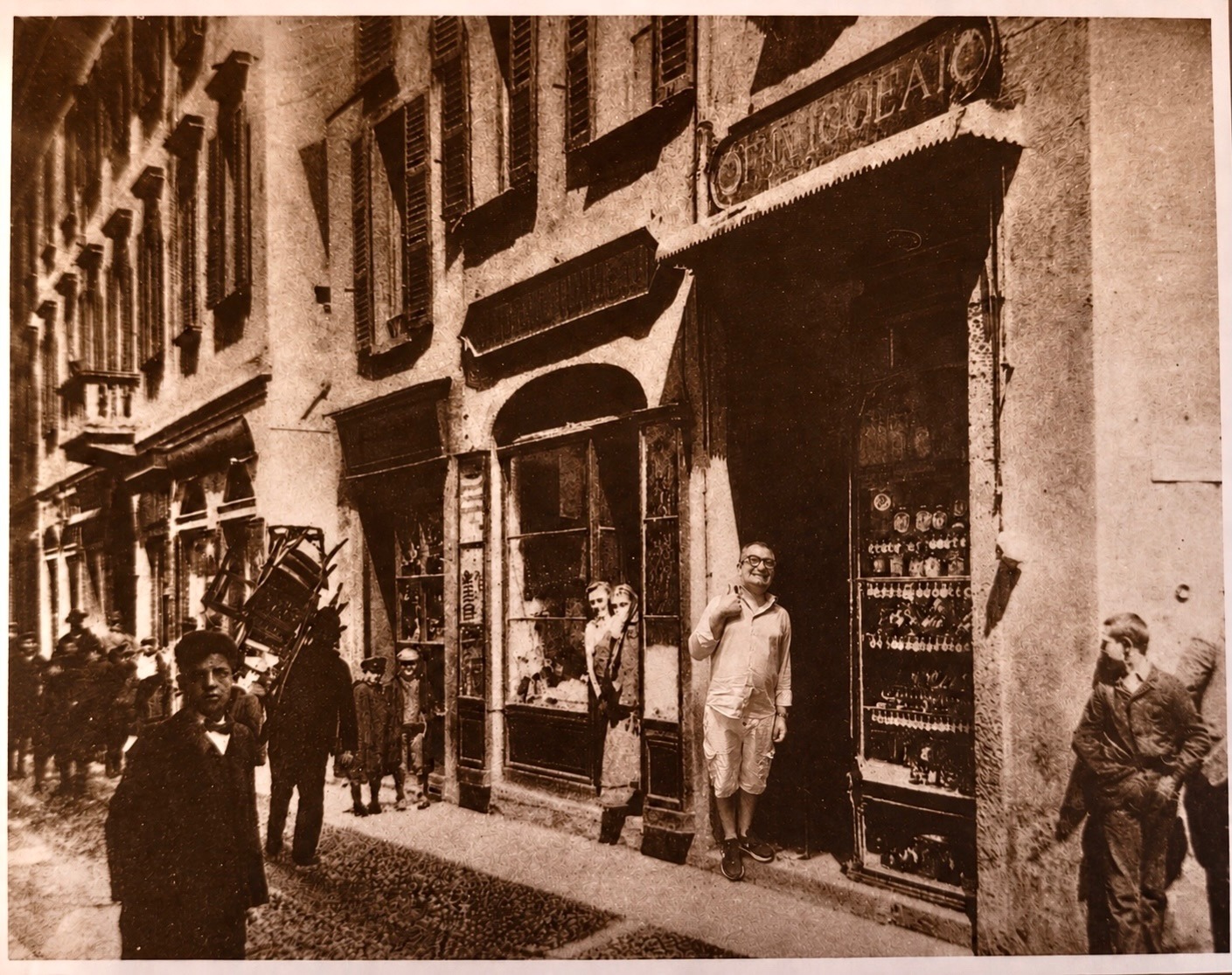 Fotomontaggio in stile seppia con Antonio davanti alla Griglia di Como
